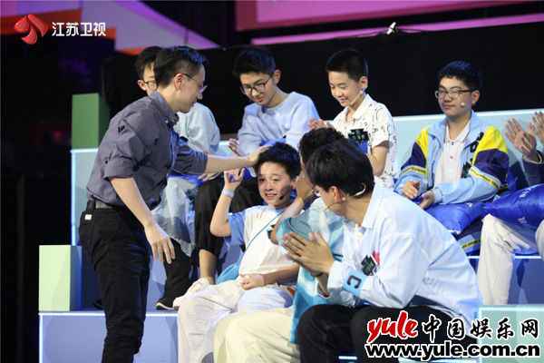《超脑少年团》“小脑瓜”队屡战屡胜 高培淇父亲暖心鼓励获赞