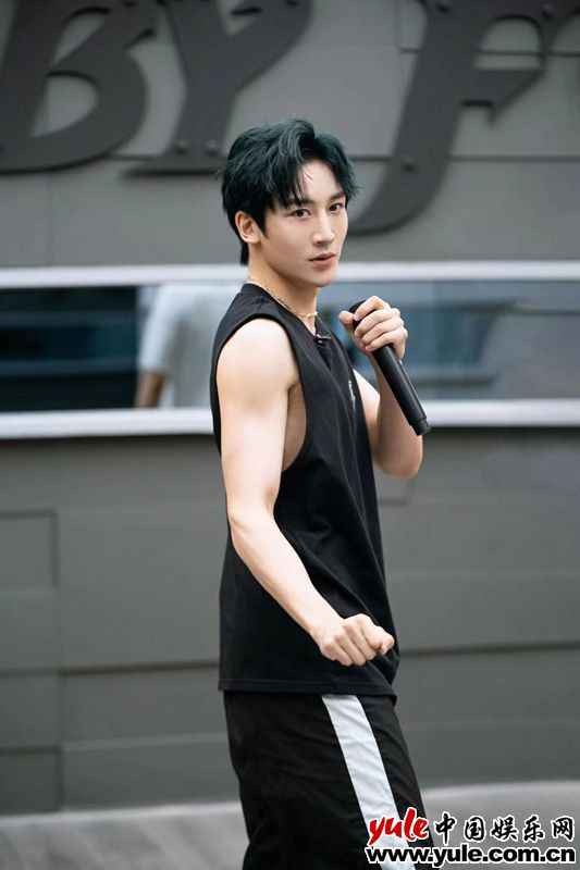 麦亨利《披荆斩棘的哥哥》开播 初舞台《神奇》大秀舞技燃炸全场