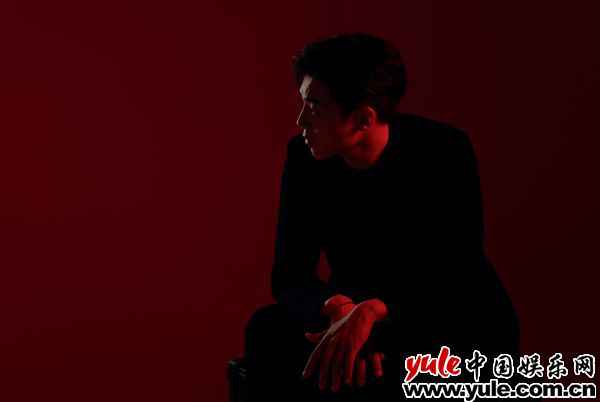 高嘉朗新歌《昂贵》上线 自我解嘲感悟人生