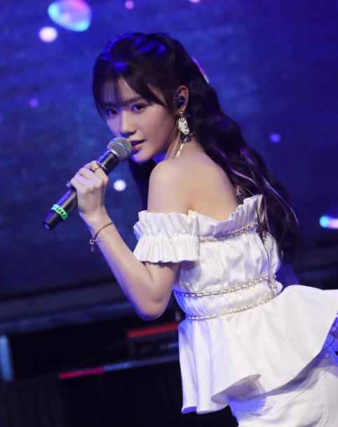 陈意涵Estelle23岁生日会:首秀性感舞姿 霸气撕衣引尖叫