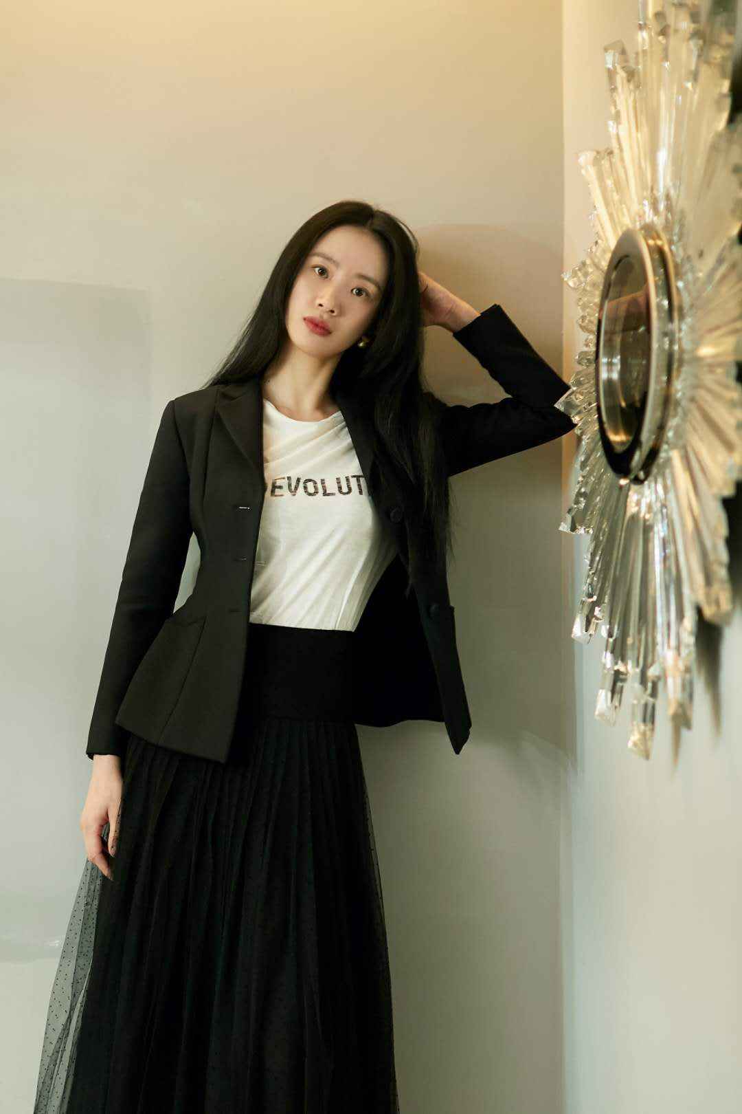 李梦亮相艺术颁奖晚宴 演绎摩登女郎优雅风