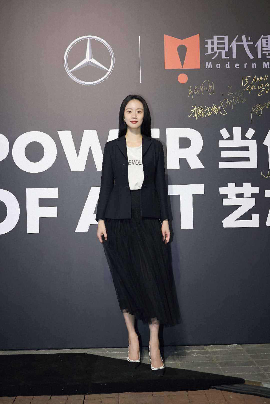 李梦亮相艺术颁奖晚宴 演绎摩登女郎优雅风