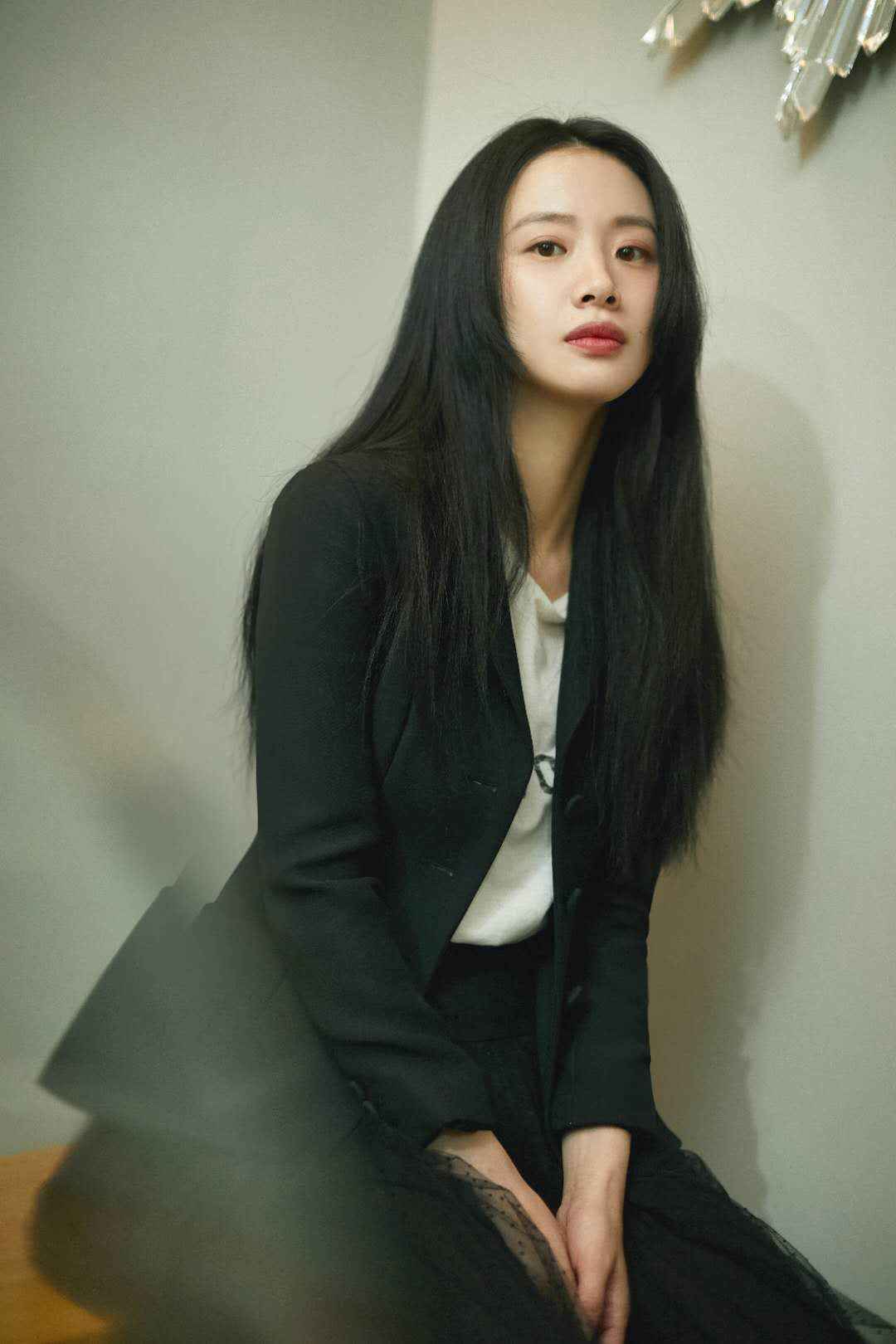 李梦亮相艺术颁奖晚宴 演绎摩登女郎优雅风