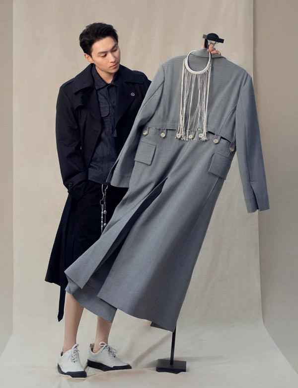 郑军见 | 站在一艘行驶的船上