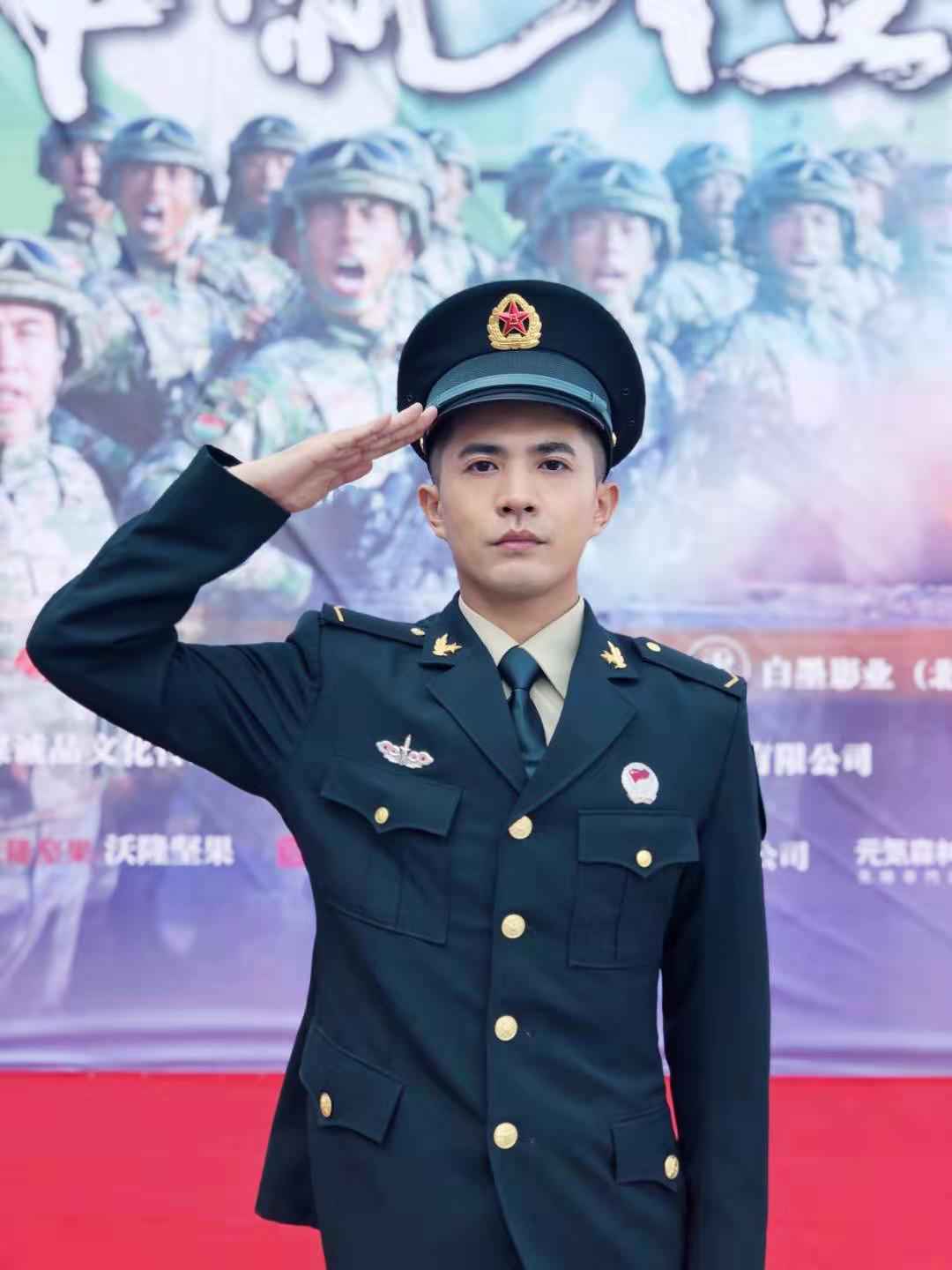 段博文出席《号手就位》发布会，军装形象霸气十足