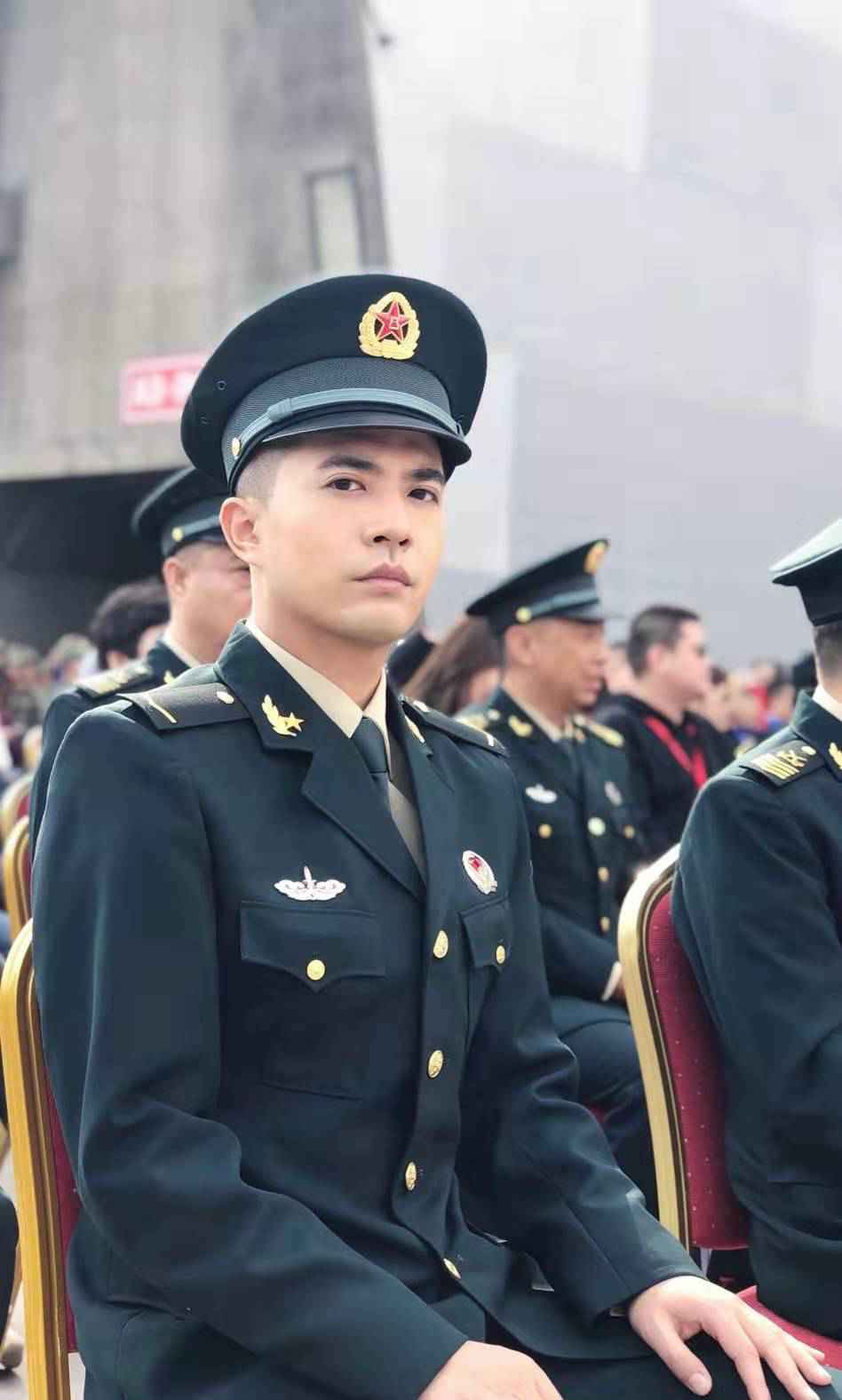 段博文出席《号手就位》发布会，军装形象霸气十足