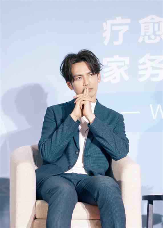 钟汉良空降品牌线下活动 现场大合唱《悠闲时光》