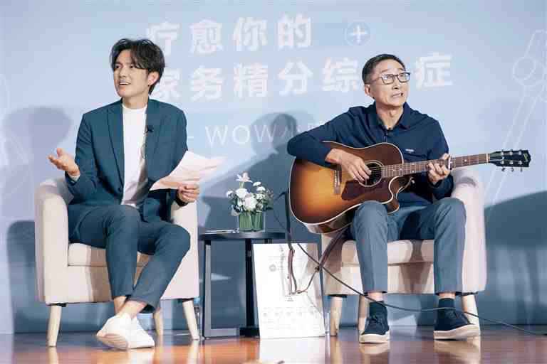 钟汉良空降品牌线下活动 现场大合唱《悠闲时光》