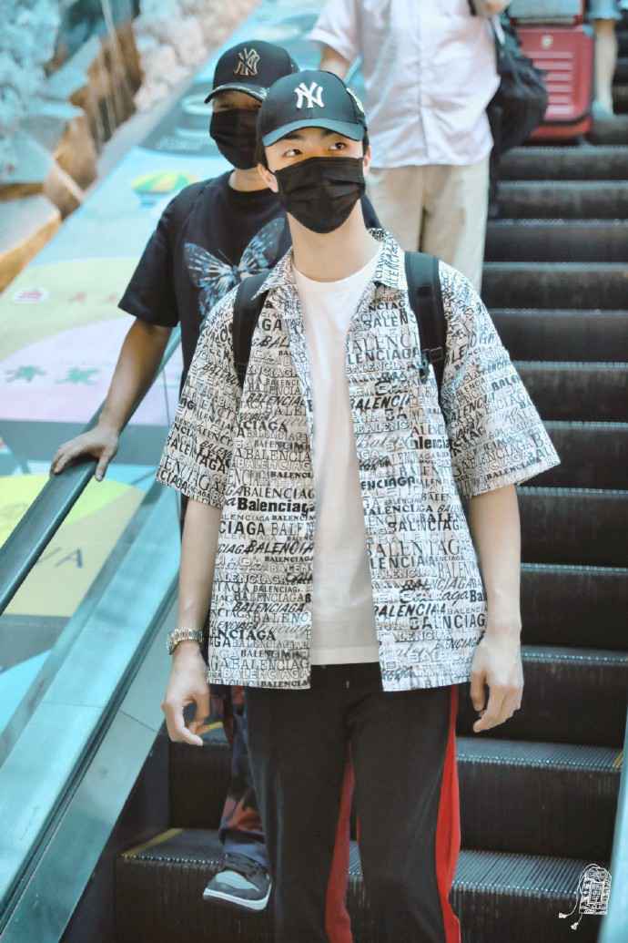 农农的黑色口罩准时上线 男友风boy台北飞回北京啦!