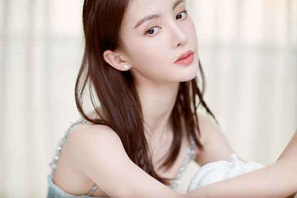 金晨现身活动优雅精致 “一字锁骨”引网友热议