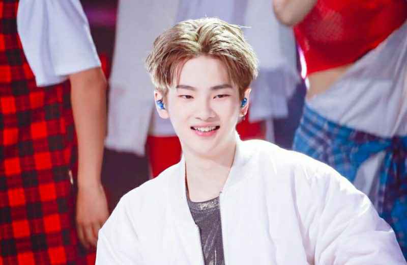 周震南节目中唱着塞班找蜡像,网友直呼:太上头了!醉了