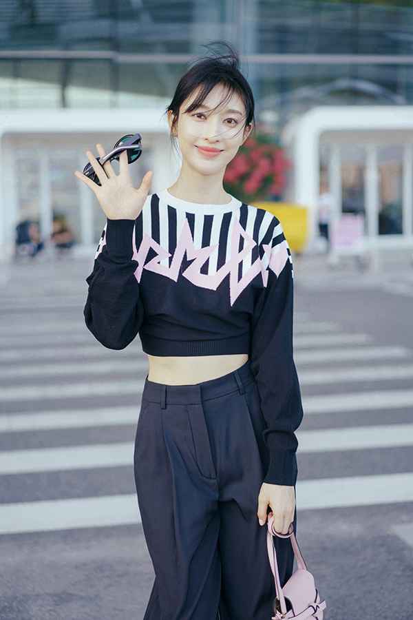 张俪引领深秋时尚风潮 卫衣西裤打破穿搭套路