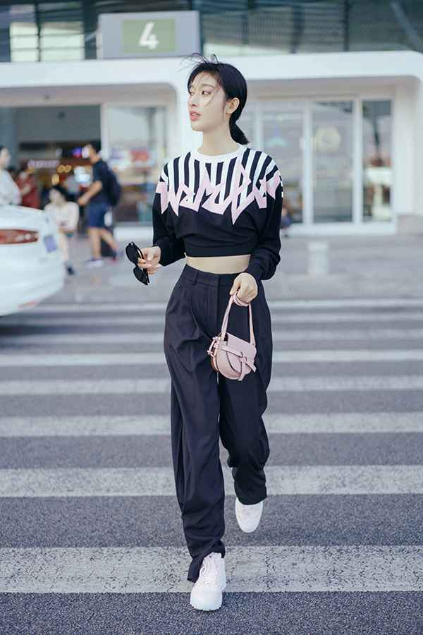 张俪引领深秋时尚风潮 卫衣西裤打破穿搭套路