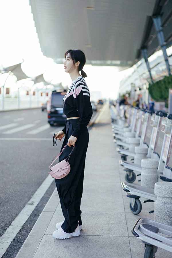 张俪引领深秋时尚风潮 卫衣西裤打破穿搭套路