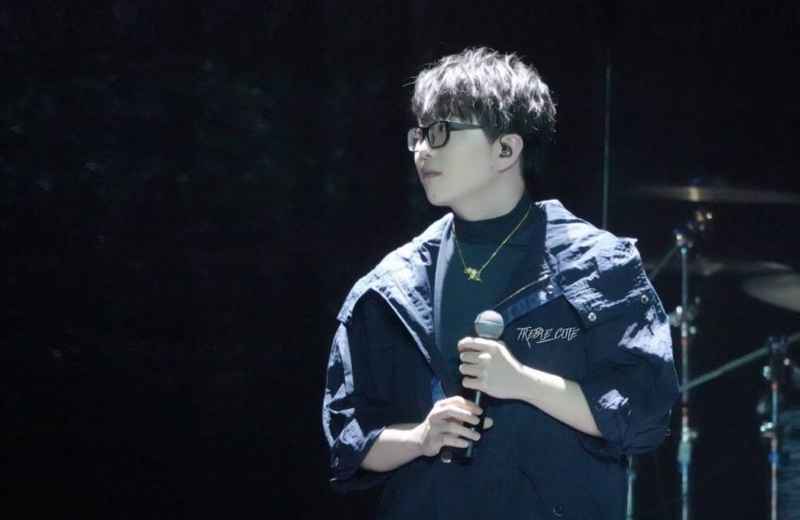 《创造营2020》发布会毛不易站姿亮眼，网友：职业病