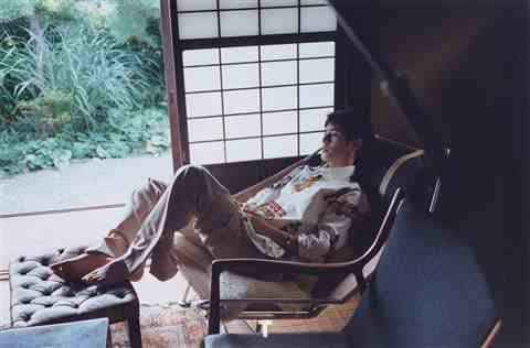 刘昊然携手上田义彦尝试无修片杂志封面 演绎初秋日系少年