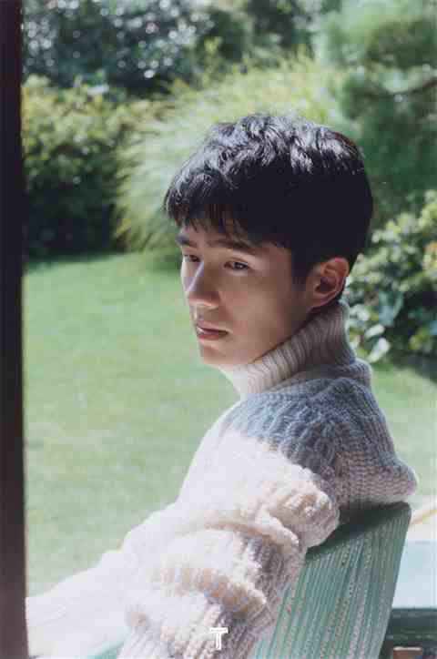 刘昊然携手上田义彦尝试无修片杂志封面 演绎初秋日系少年