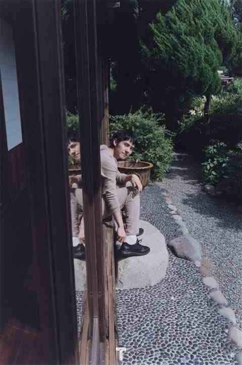 刘昊然携手上田义彦尝试无修片杂志封面 演绎初秋日系少年