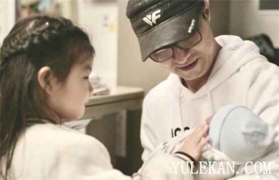 汪峰携女儿出现在医院 章子怡生完孩子真的回国了吗？