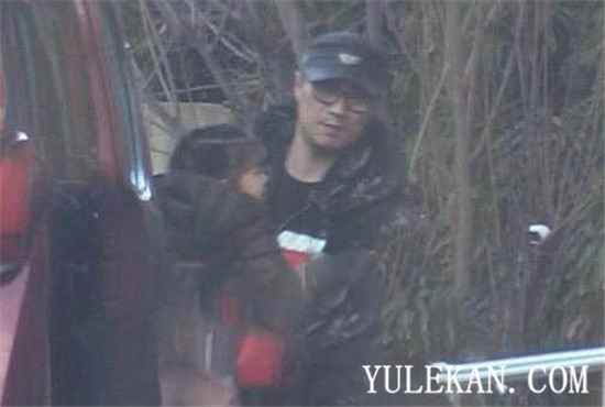 汪峰携女儿出现在医院 章子怡生完孩子真的回国了吗？