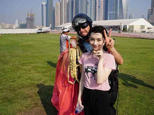 一场迪拜高空跳伞 围棋女神黑嘉嘉怎么就从优雅变成可爱了？