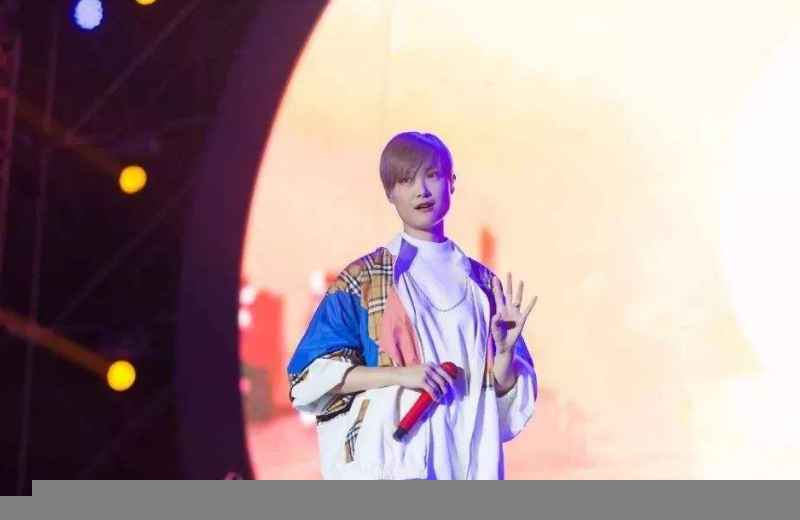 李宇春华晨宇合作《西门少年》，双“宇”组合背对背深情演唱