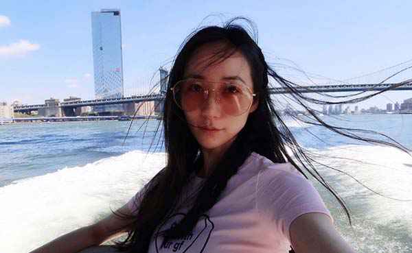 韩雪晒标准游客照 麻花辫俏皮可爱活力十足