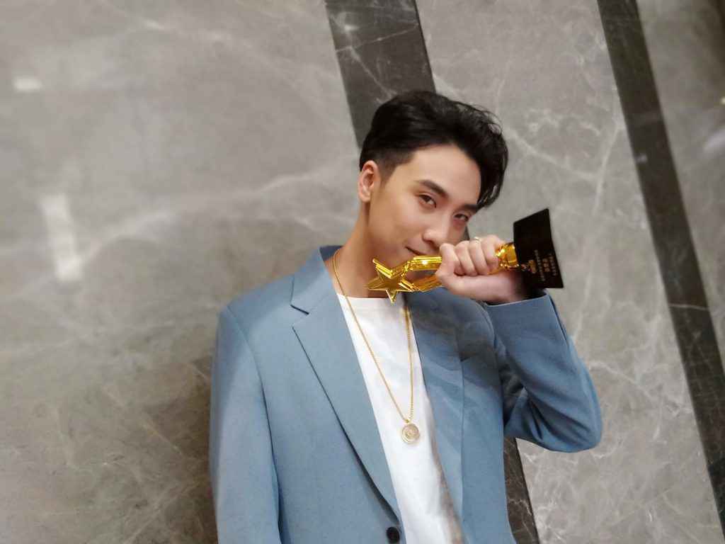 陈乐基出席“献礼70华诞”全明星盛典 获年度最佳男艺人奖