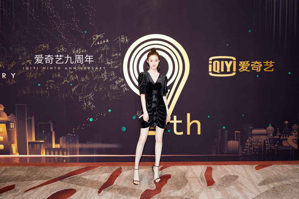 张乔耳浅笑温婉，活动现场优雅气质动人心魄