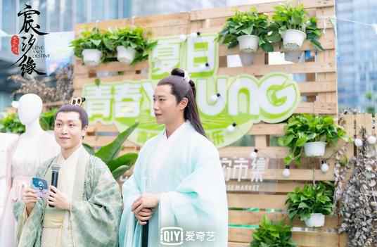 张海宇李嘉铭穿戏服空降成都 下凡发仙桃逗乐蜀人