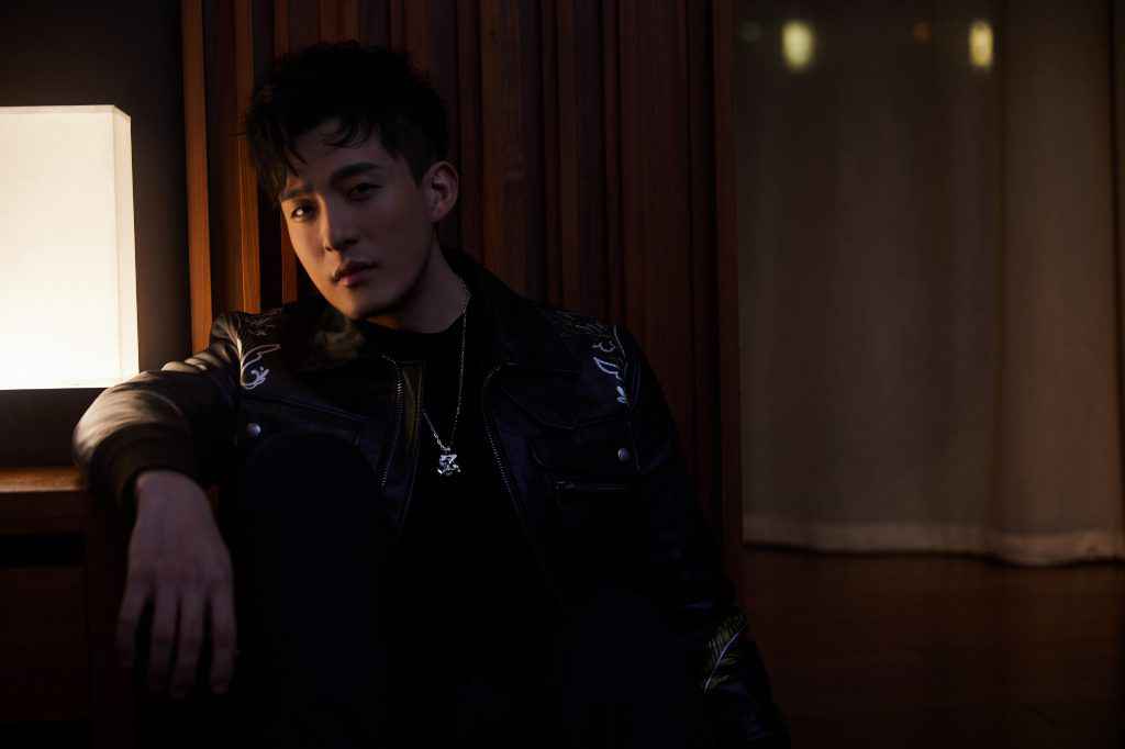 孙艺洲悲惨“被化妆” 一头雾水表情可爱