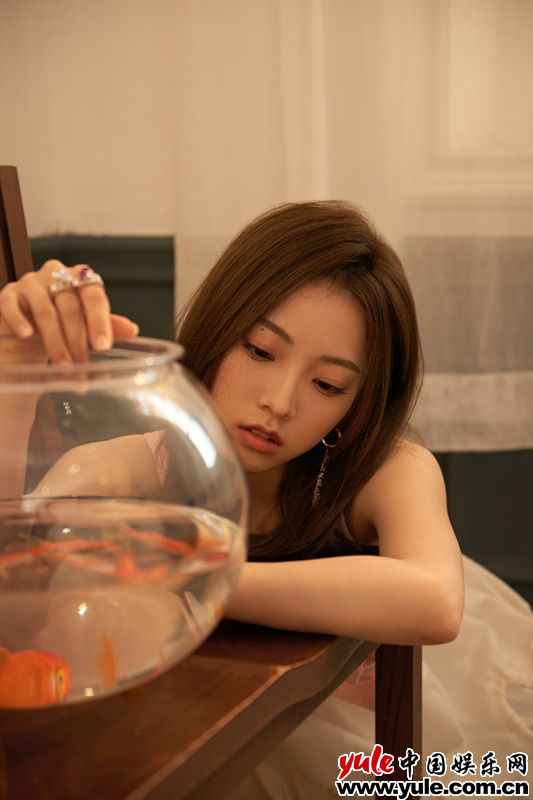 创作才女SING许诗茵全新单曲《因你成诗》 温柔细腻道出少女心事