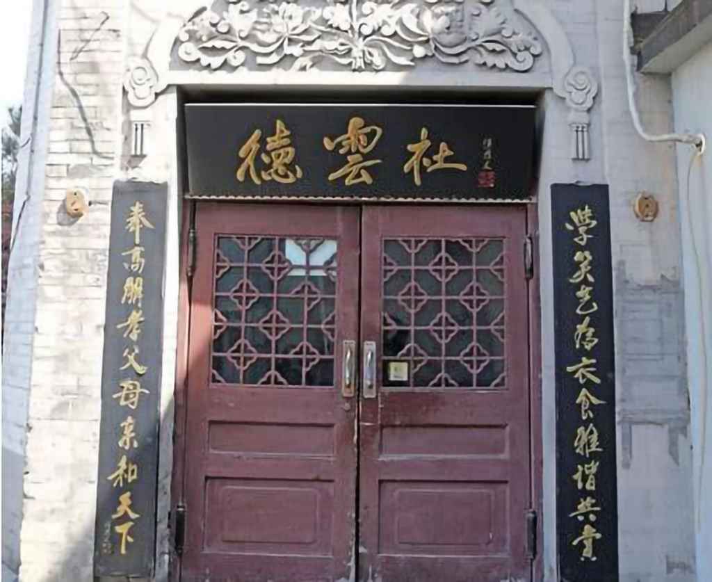 女子站街痛斥德云社，郭德纲为何不回应？网友：没文化真可怕