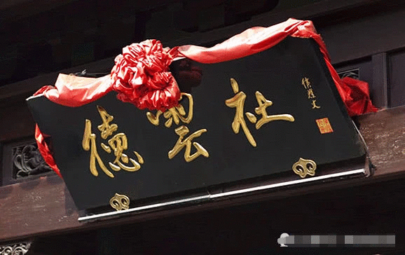 为德云社纠错表示欢迎，可你暴跳如雷的表演过于夸张，蹭热度罢了