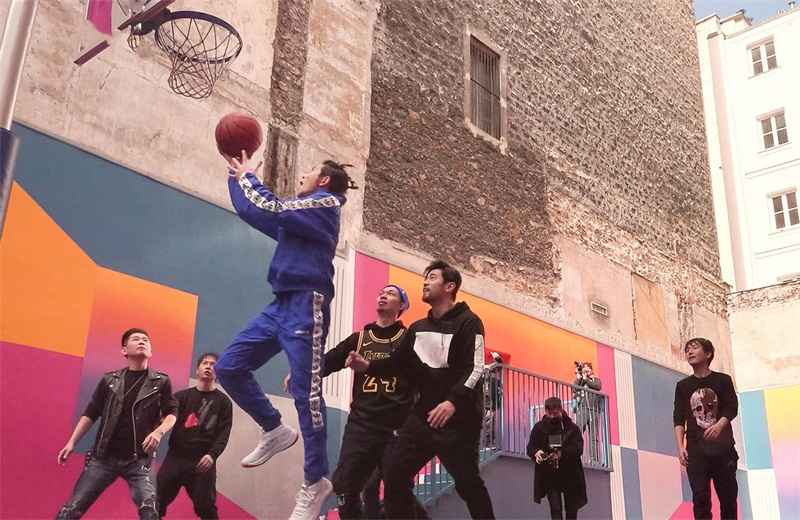 《周游记》：周杰伦、萧敬腾随性巴黎游，周董魔术太亮眼