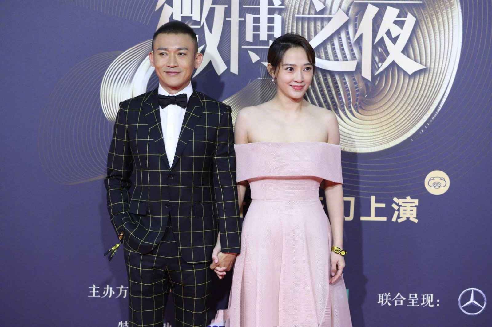 聂远携妻罕见亮相,秦子越穿礼服裙确实低调,靠十指紧扣提气场