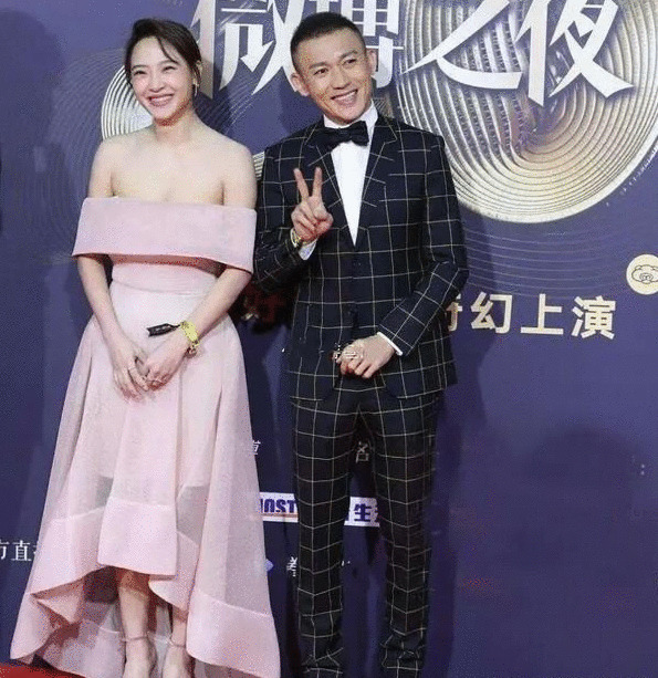 聂远携妻罕见亮相,秦子越穿礼服裙确实低调,靠十指紧扣提气场