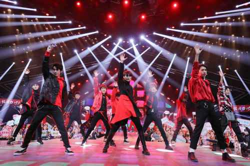 ZERO-G梦想男团登央视网络春晚 和撒贝宁同台热舞(图文)
