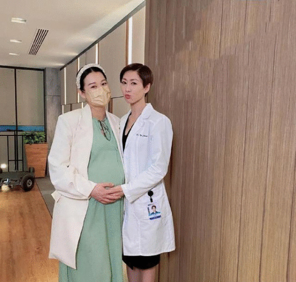 胡杏儿够折腾，挺着大肚探访胡定欣，宽松大衣显狭窄