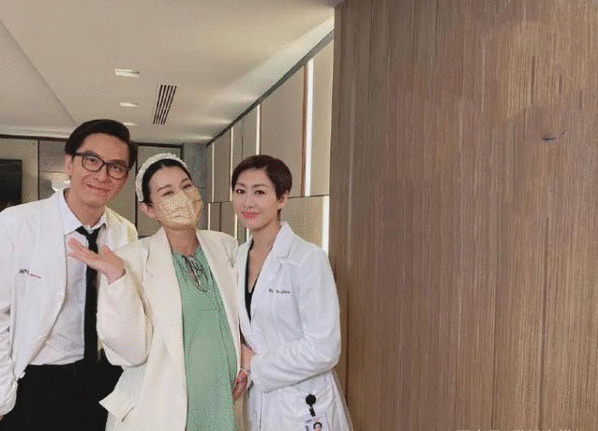 胡杏儿够折腾，挺着大肚探访胡定欣，宽松大衣显狭窄