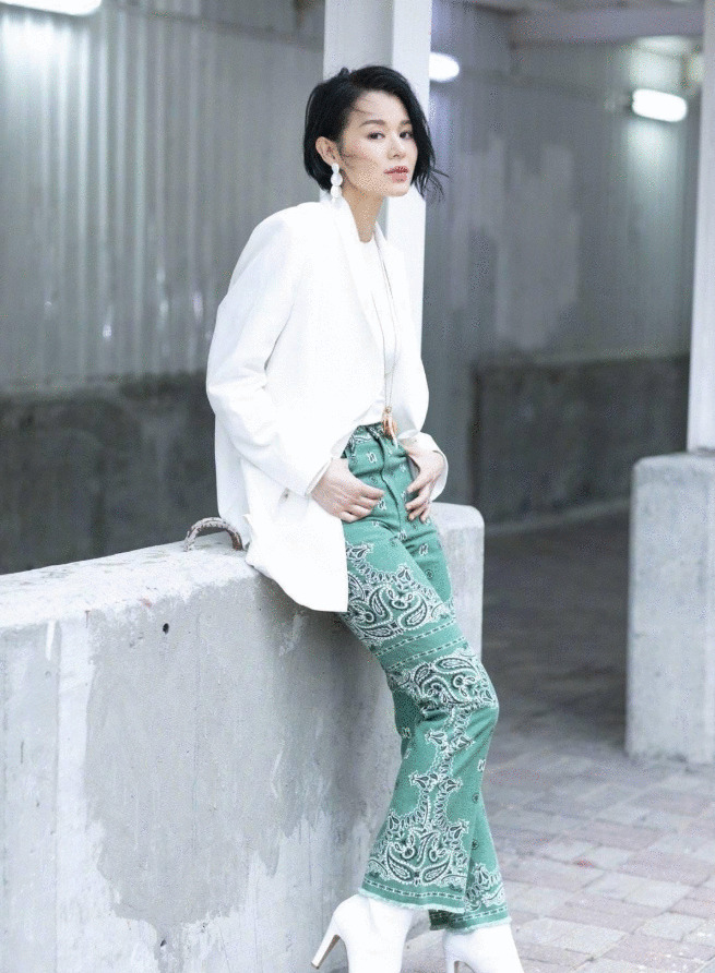 胡杏儿够折腾，挺着大肚探访胡定欣，宽松大衣显狭窄