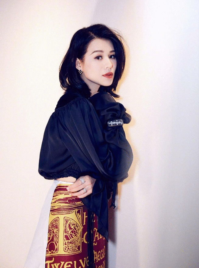 胡杏儿够折腾，挺着大肚探访胡定欣，宽松大衣显狭窄