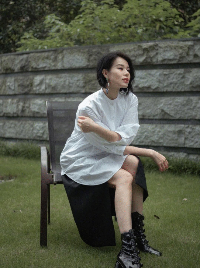 胡杏儿够折腾，挺着大肚探访胡定欣，宽松大衣显狭窄