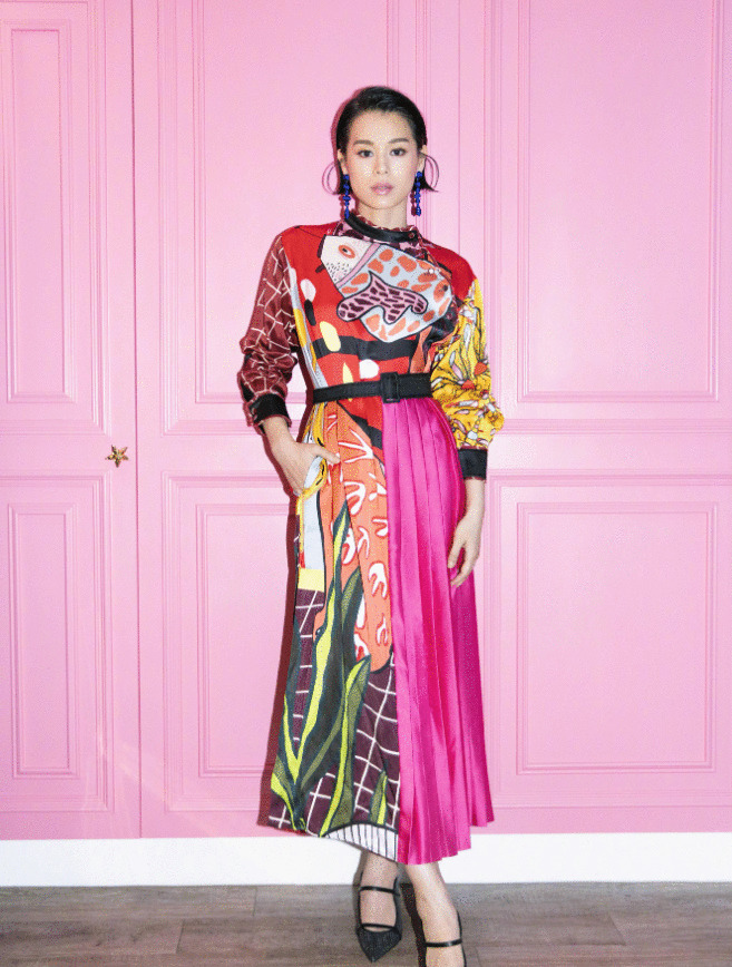 胡杏儿够折腾，挺着大肚探访胡定欣，宽松大衣显狭窄