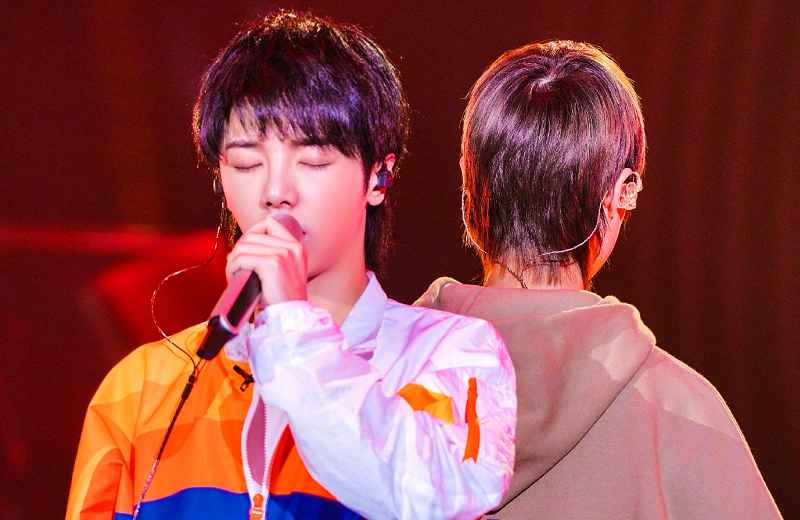 李宇春《歌手》助力华晨宇，时隔十五年重返超女舞台，引无限感慨