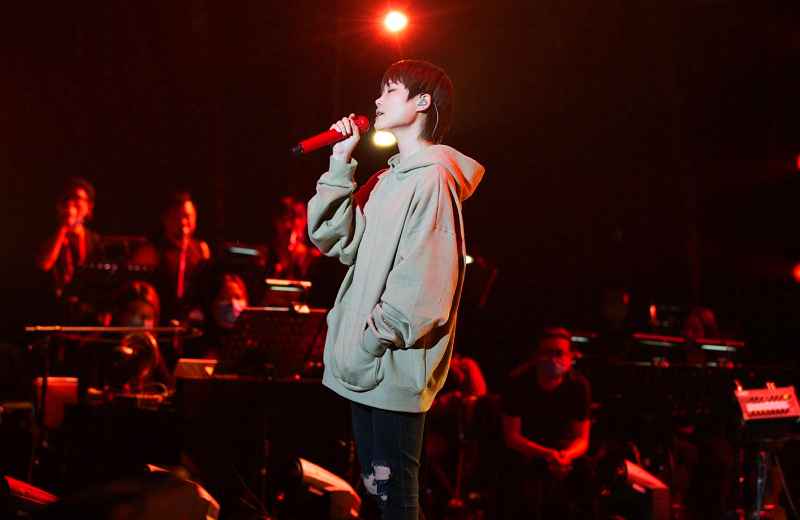 李宇春《歌手》助力华晨宇，时隔十五年重返超女舞台，引无限感慨