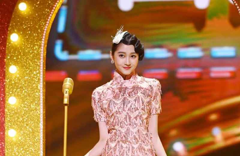 关晓彤《王牌》舞台化身职场精英,网友:国民闺女长大了!