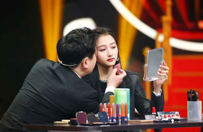 关晓彤《王牌》舞台化身职场精英,网友:国民闺女长大了!