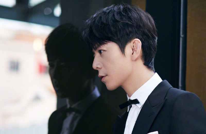 《歌手》总决赛何老师结束语临场发挥救场，网友：不愧是何老师