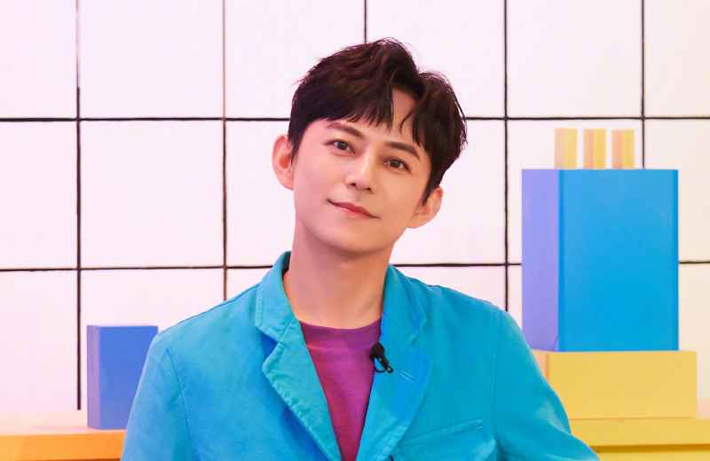 《歌手》总决赛何老师结束语临场发挥救场，网友：不愧是何老师